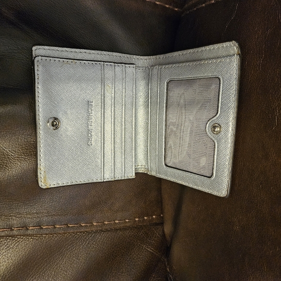 Michael Kors wallet - Picture 6 of 11